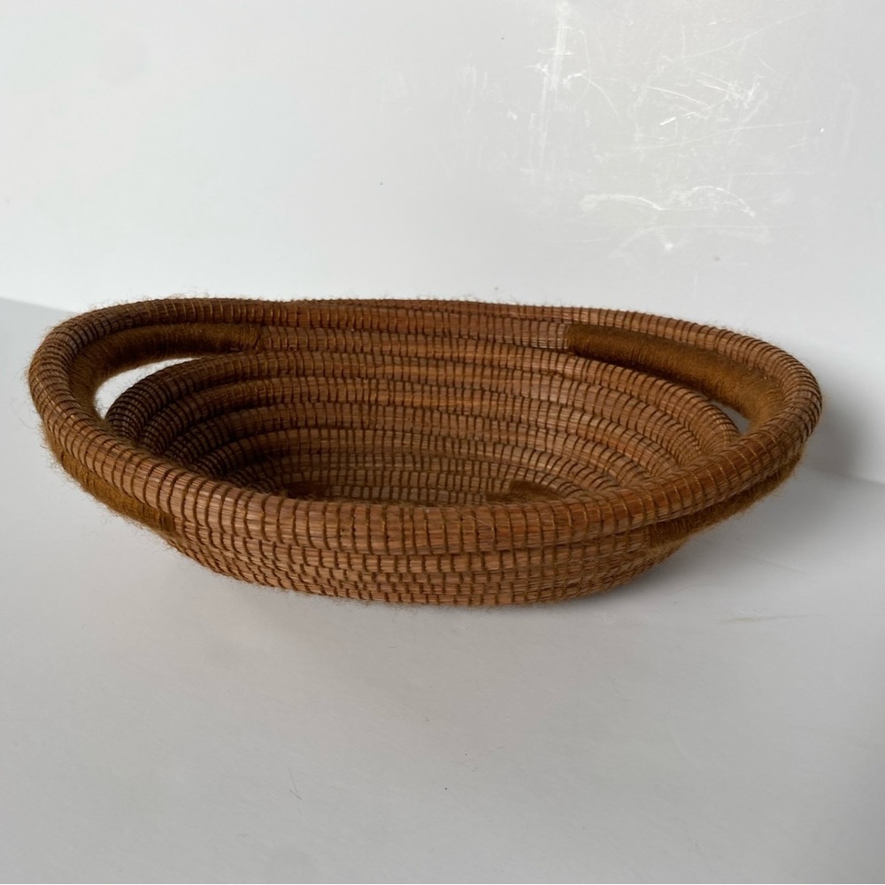 Coiled pine needles Basket Handles 8.5" x 6" Brown Oval Vintage natural bread